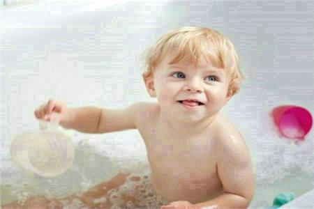 给婴儿洗澡需要注意什么问题？
