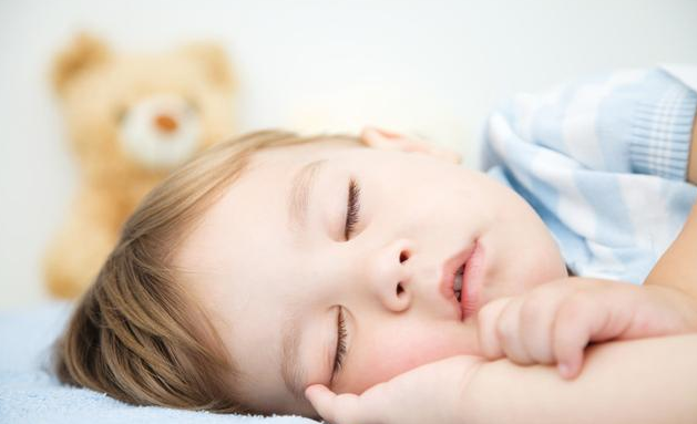 孩子最晚几点睡比较合适，专家给出了答案