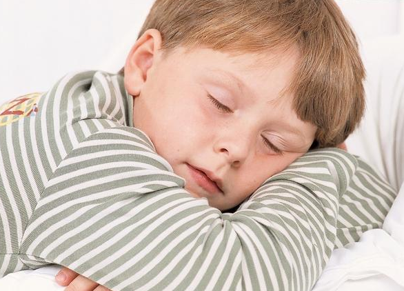孩子积食爱“趴睡”？儿科医生：无非就这4种原因，家长别不在乎