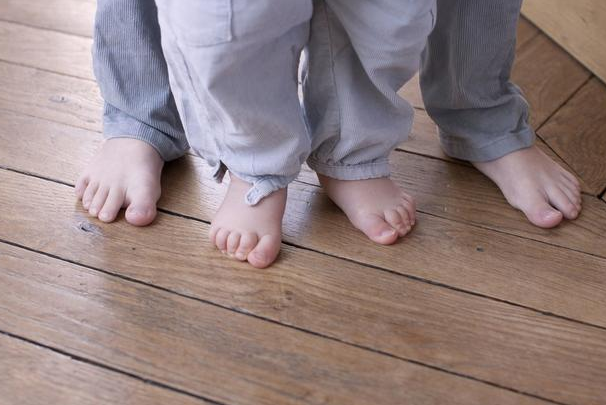 宝宝爱光脚走路,"寒从脚起"可怎么办?四点好处妈妈不用阻止