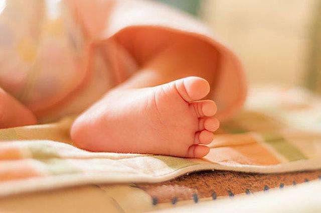 宝宝出生后腿伸不直怎么回事?