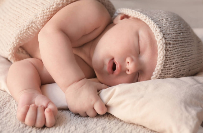 宝宝多大才能睡枕头？过早使用不仅影响睡眠和发育，还会伤娃健康